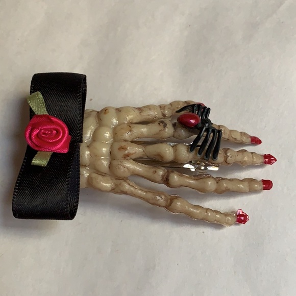 Skeleton hair clip with bow & black widow barrette - Picture 2 of 14